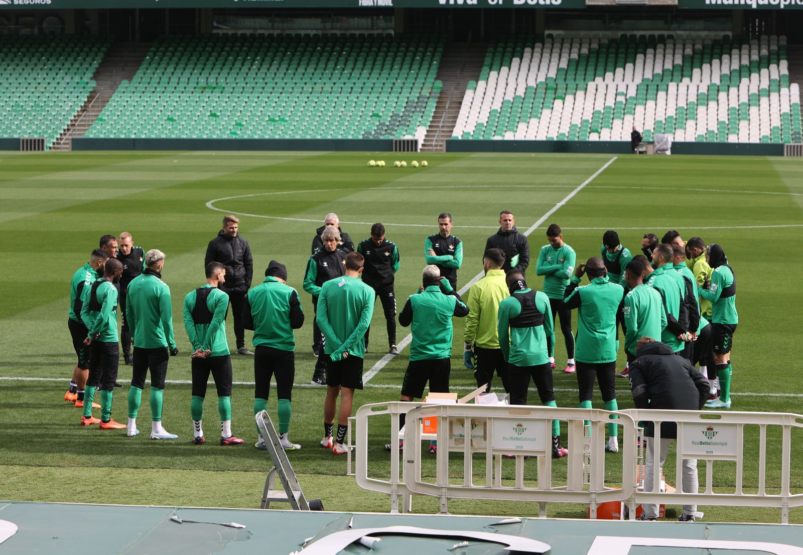 Pellegrini dialoga con sus jugadores antes del inicio del entrenamiento de este viernes en el Villamarín.