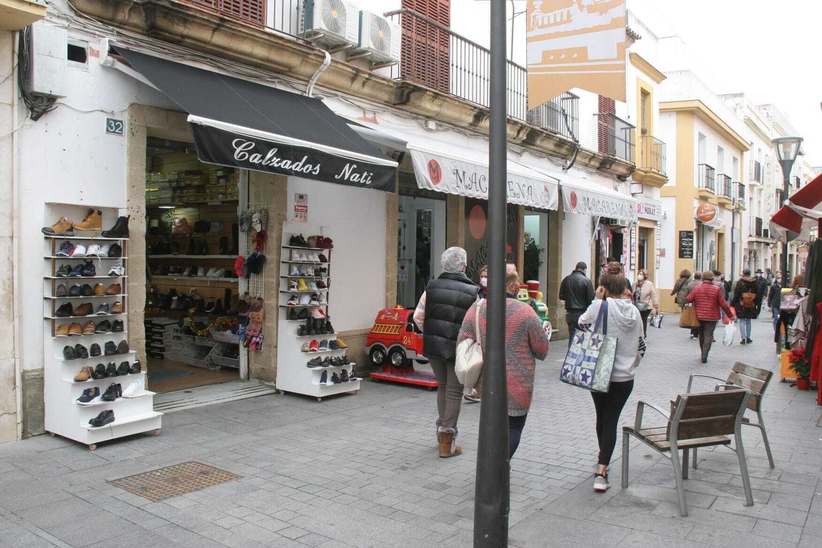 Comercios abiertos en el centro de El Puerto.