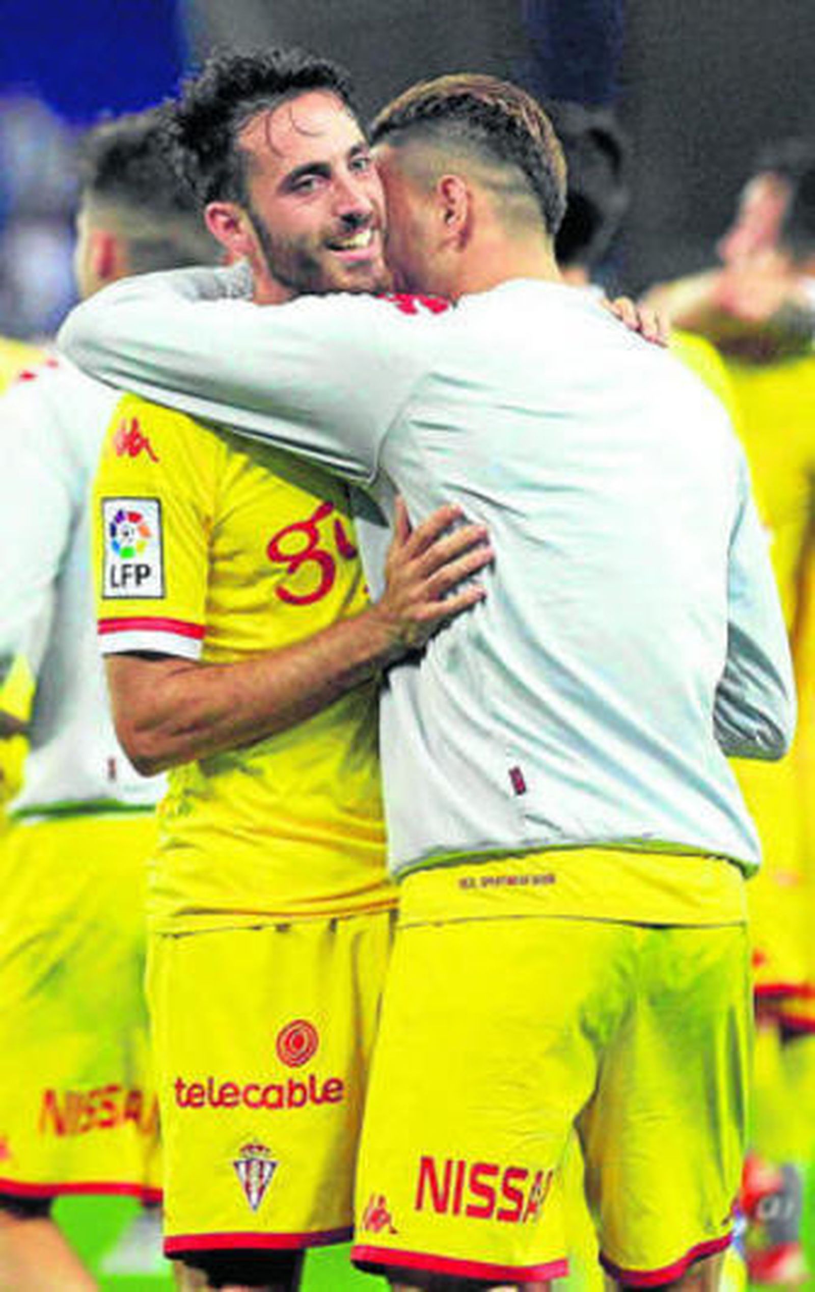 Álex Menéndez es felicitado por Sanabria al final del partido.