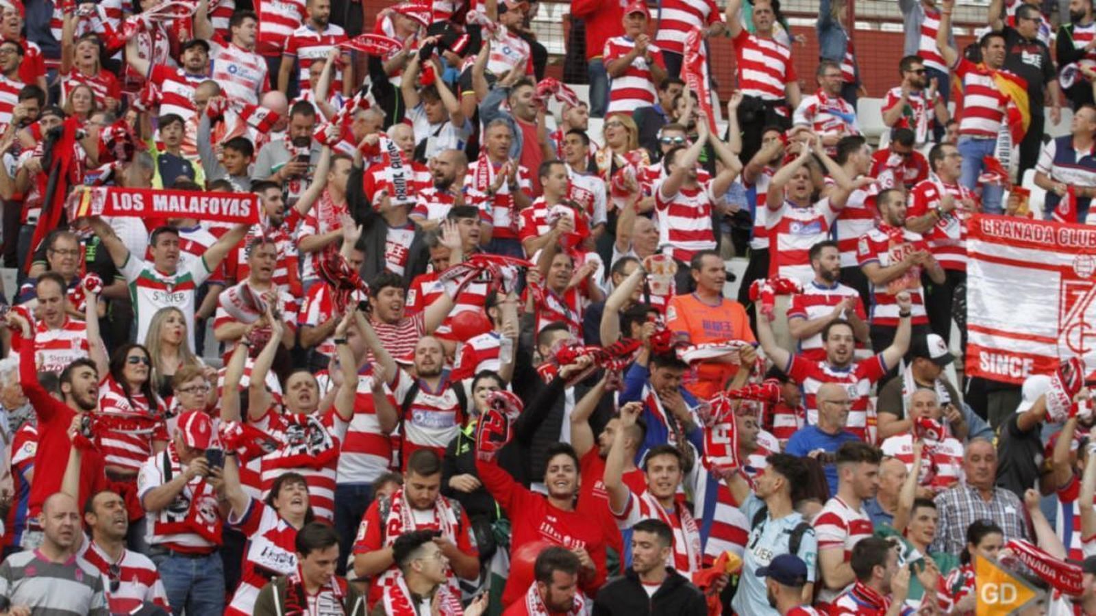 Aficionados del Granada CF animan al equipo en un partido