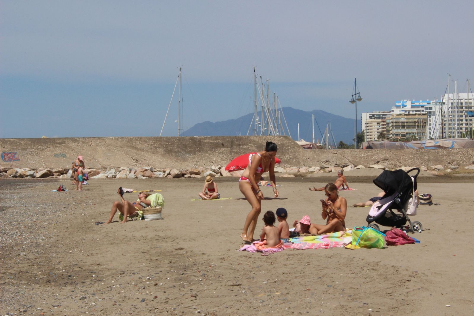 Fotos de las playas de Marbella, con los primeros bañistas de la fase 2