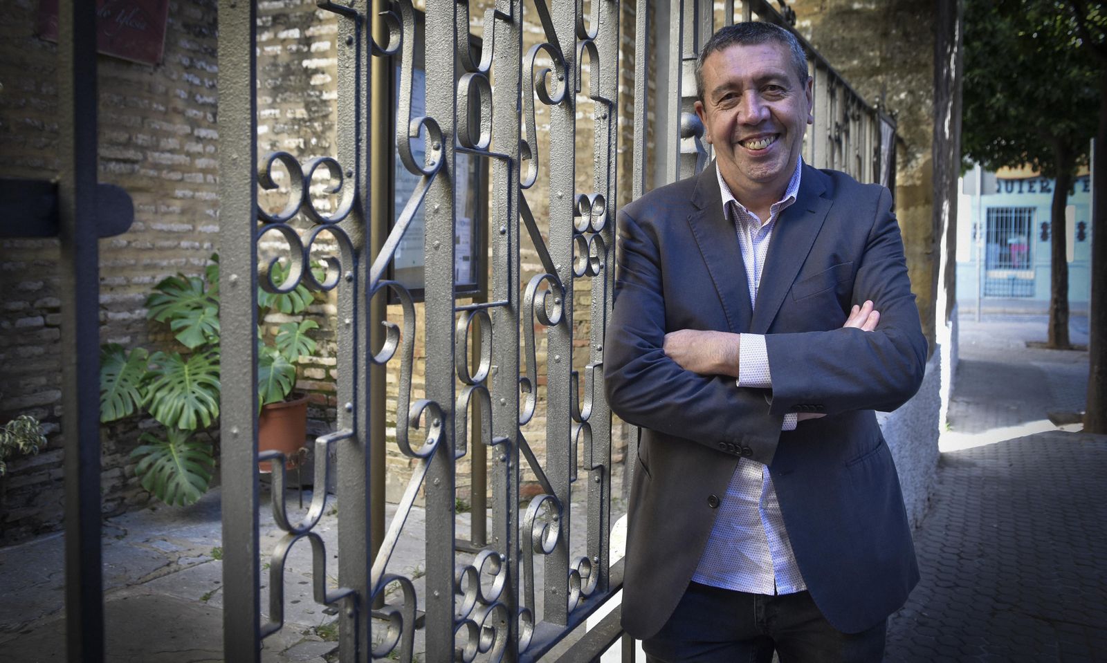 Guillermo Sánchez apoyado en la reja de la iglesia de San Gil, que fue hogar de la Macarena durante siglos.