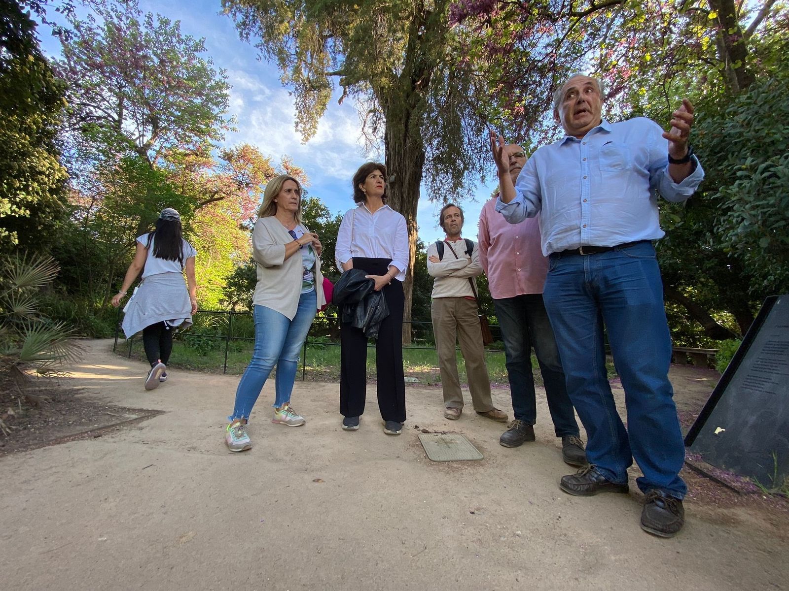 Elisa Cabrerizo atiende a las explicaciones de Jesús del Río en los jardines del Carmen de los Mártires