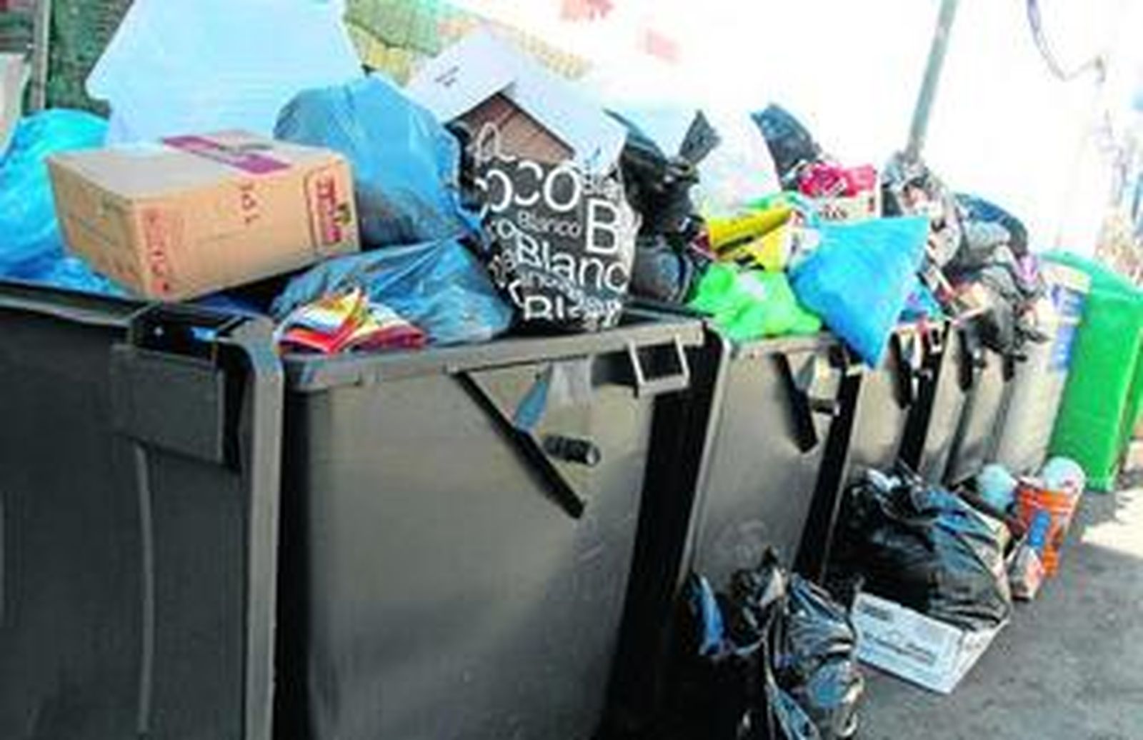 Basura sin recoger en las calles de La Línea, uno de los pocos sectores con seguimiento total.