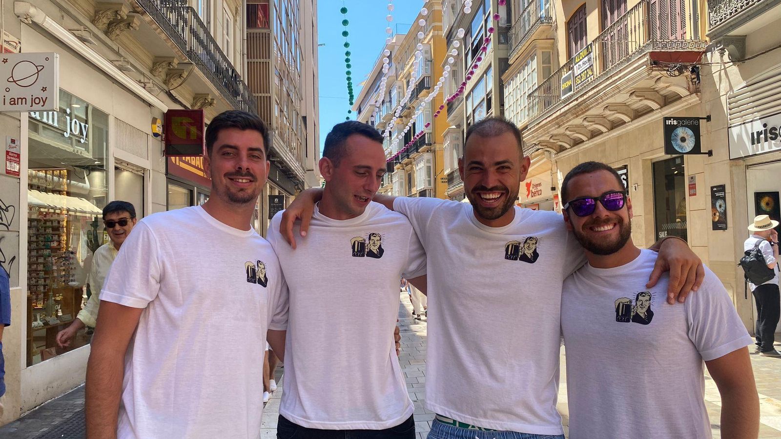 José Ángel Aguilar junto a sus amigos.