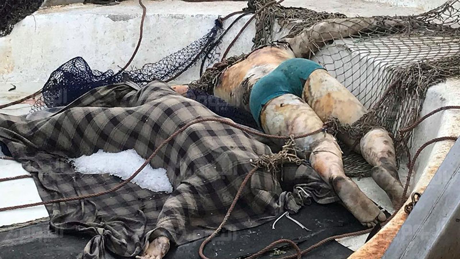 Dos cadáveres en una barca varada en una playa de Nador (Marruecos)