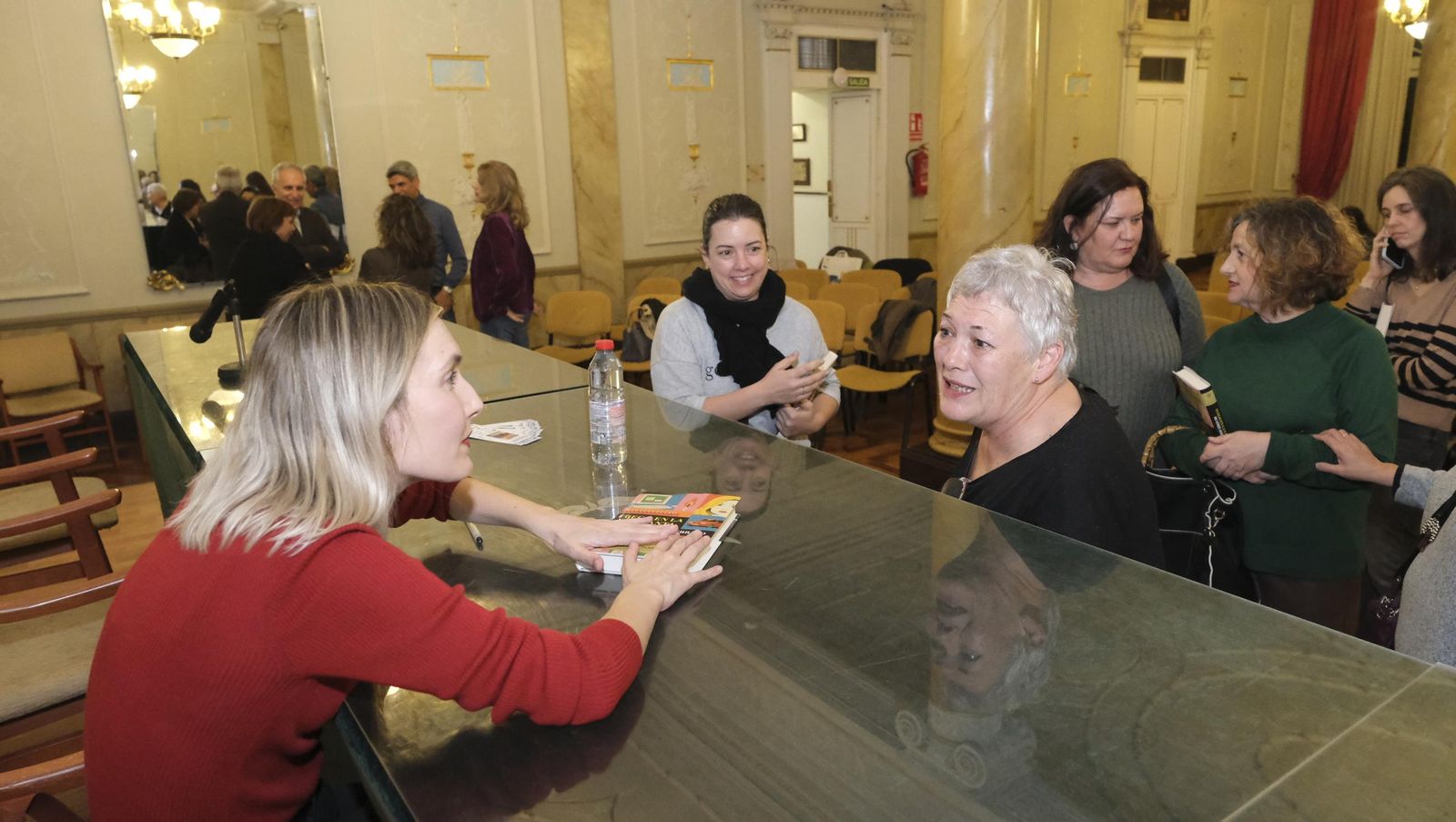 Imágenes del Diario de los Libros con la finalista del Premio Planeta 2024, Beatriz Serrano