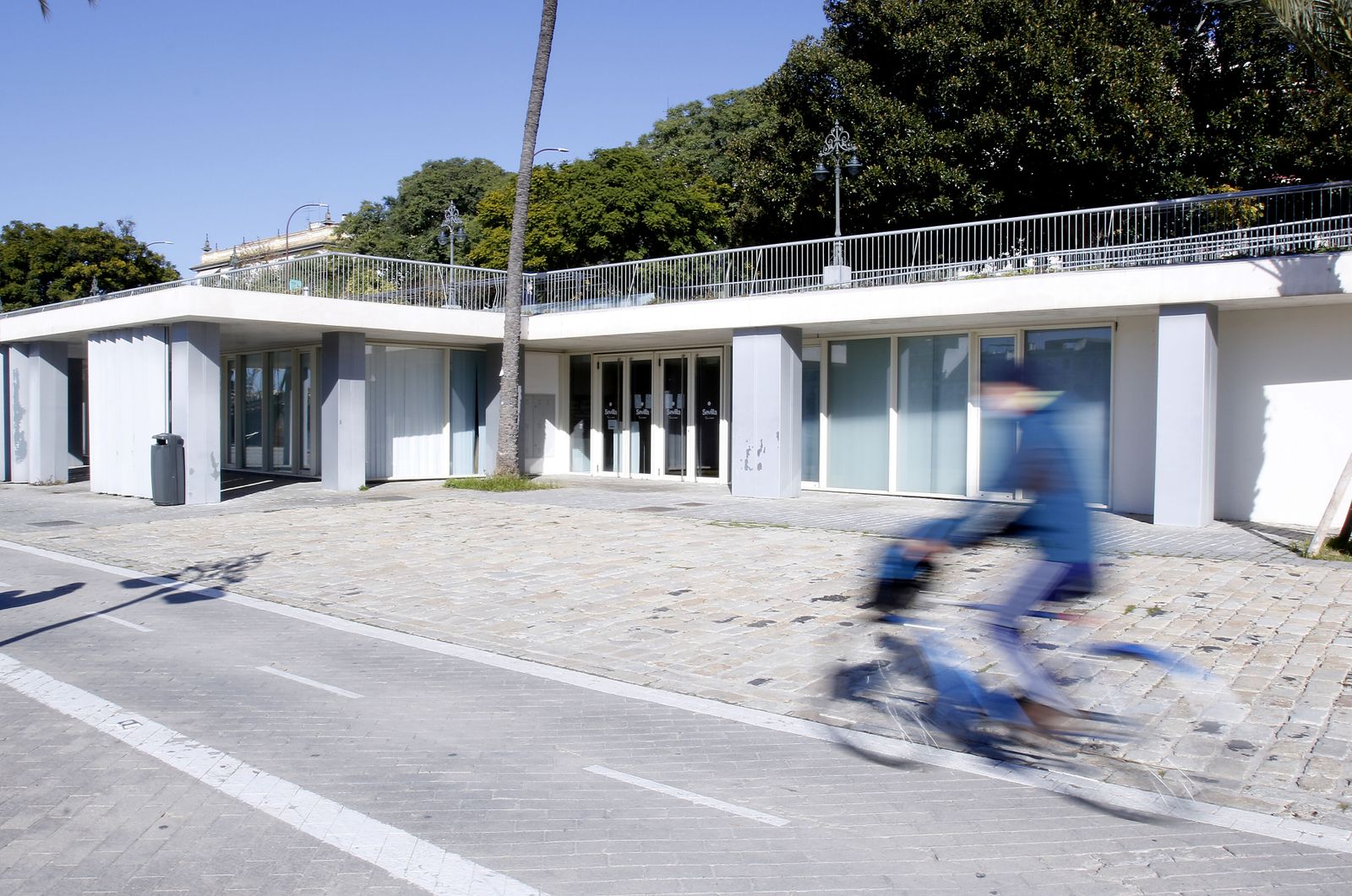 Un ciclista pasa junto a los locales del Paseo Marqués de Contadero.