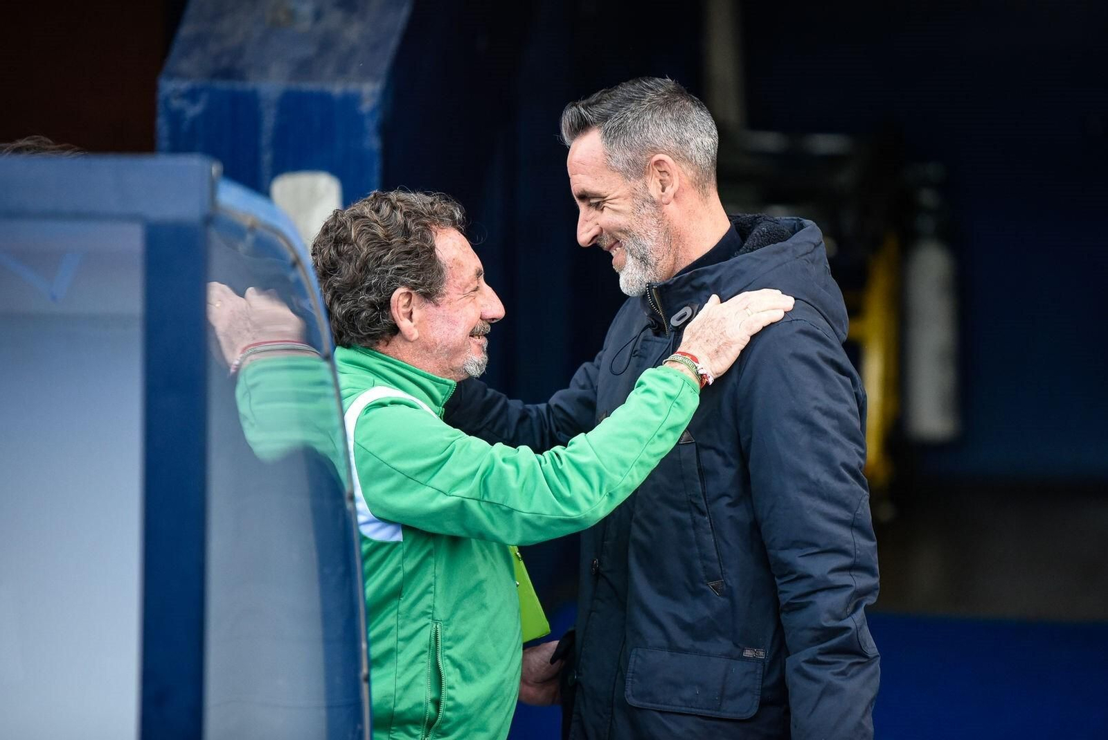 Abel Gómez saludando al cuerpo técnico del Sanluqueño.