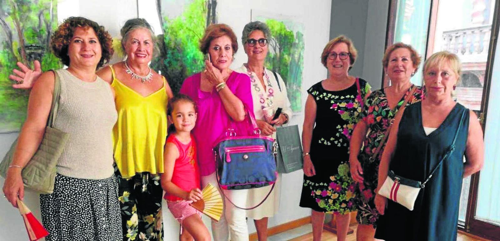 Lola Rodríguez Ortiz de Galisteo, la pintora Adela Ojeda Linares, Gloria Ojeda, María Ojeda, Elvira de la Hera, Cloti Millán, Emilia Macías y Julia Fernández, durante la inauguración de la muestra en la sala de exposiciones de El Pópulo.