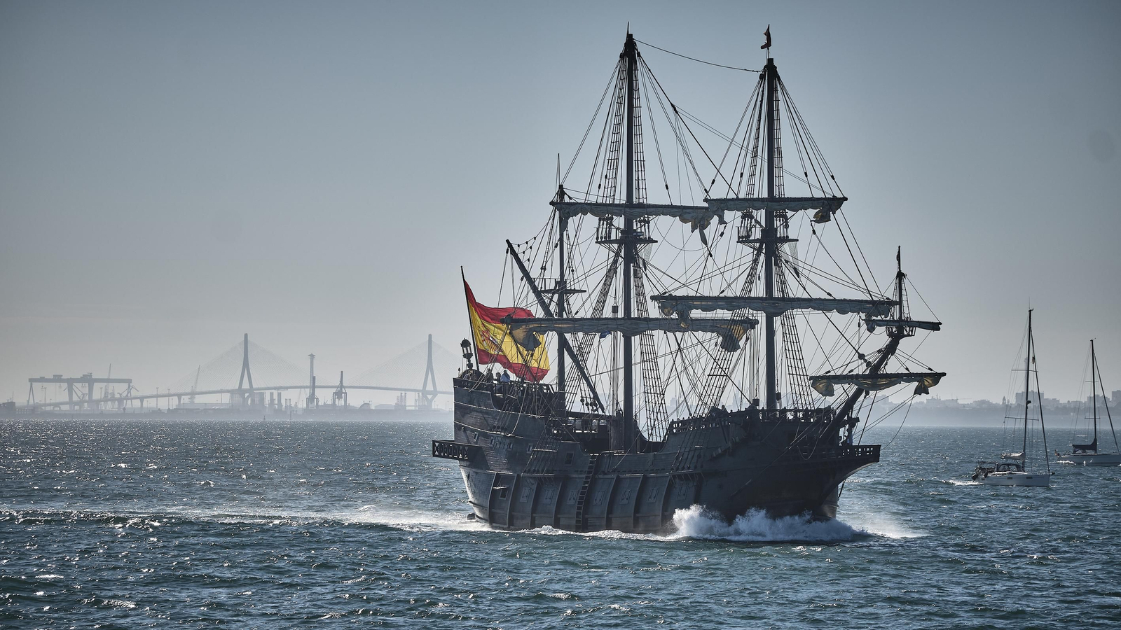 Parada naval y aérea en homenaje a Elcano en aguas de Sanlúcar. Parada naval y aérea en homenaje a Elcano en aguas de Sanlúcar.