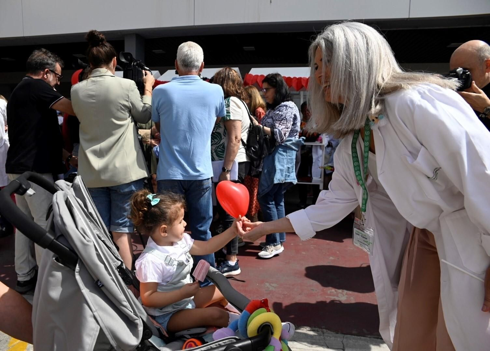El Hospital Reina Sofía de Córdoba homenajea a los niños hospitalizados, en imágenes