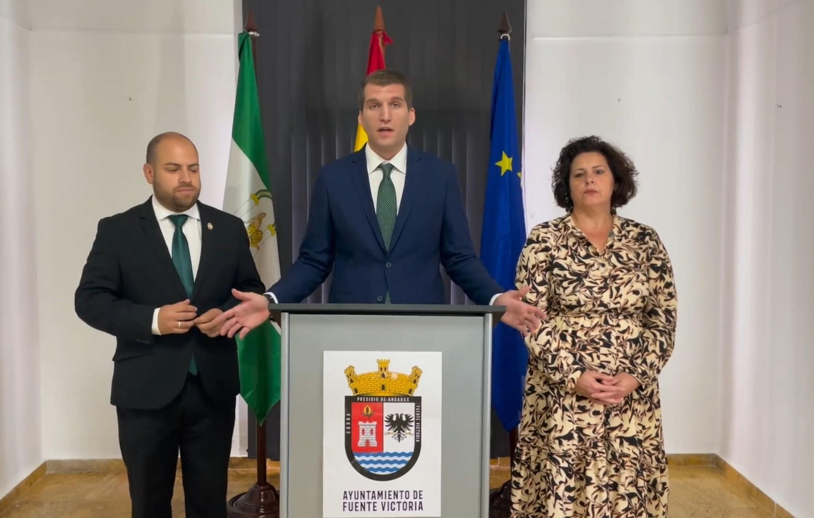 El alcalde de Fuente Victoria ayer junto a su homólogo en Fondón y la futura alcaldesa.