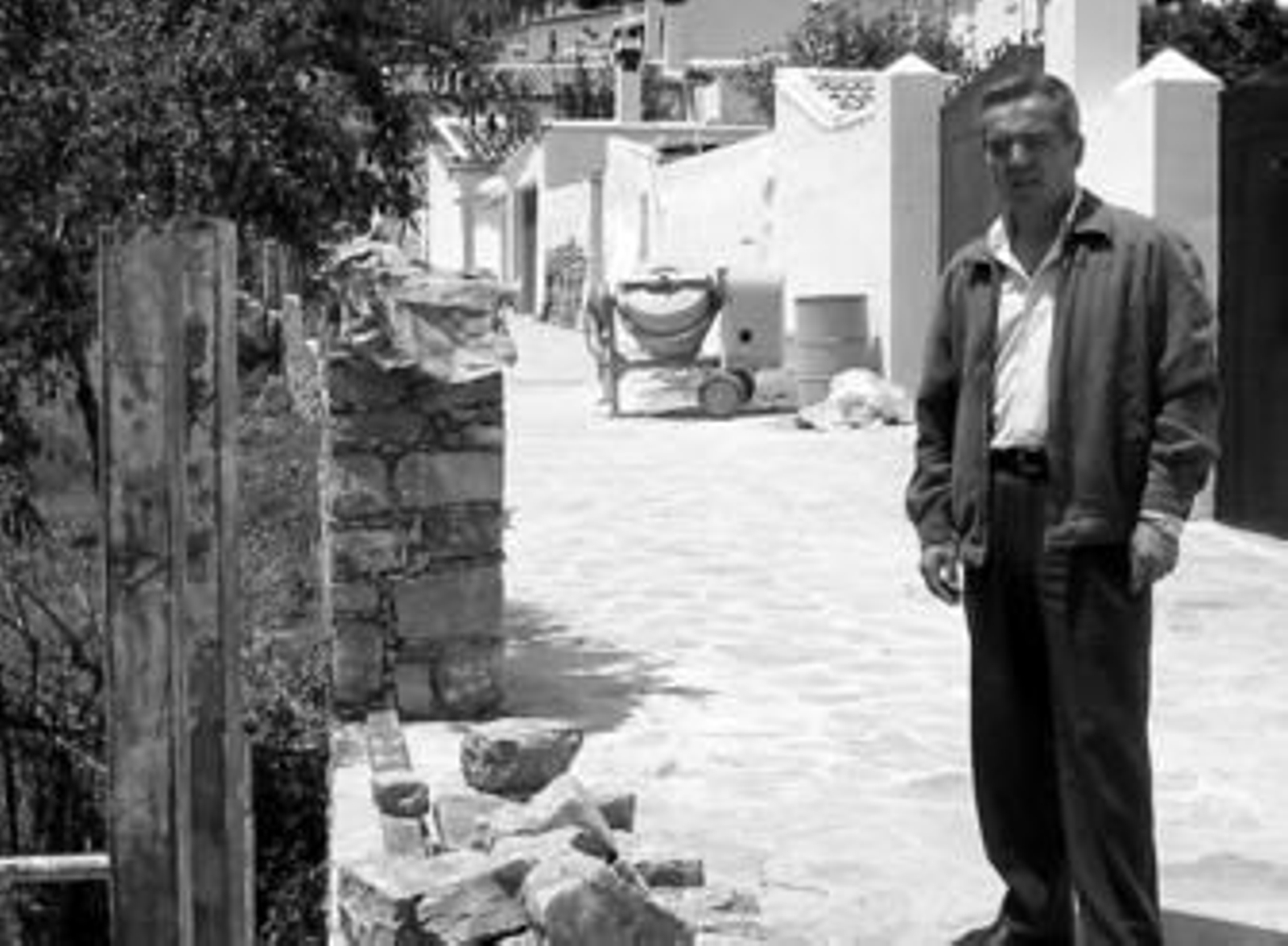 El alcalde de Villaluenga, Alfonso Moscoso, visita las obras.