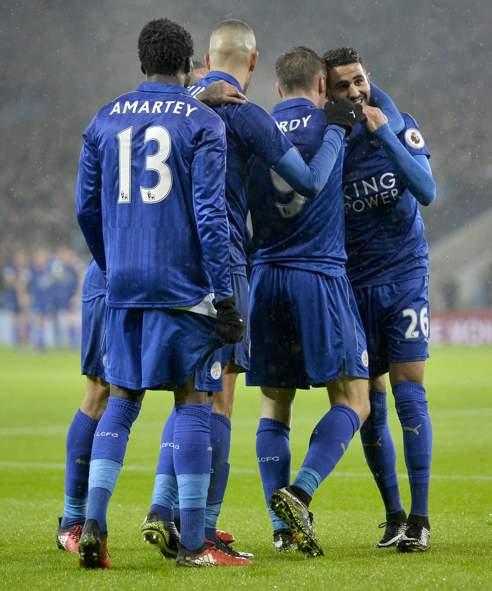 Vardy y Mahrez, en segundo plano de la imagen, celebran un tanto.