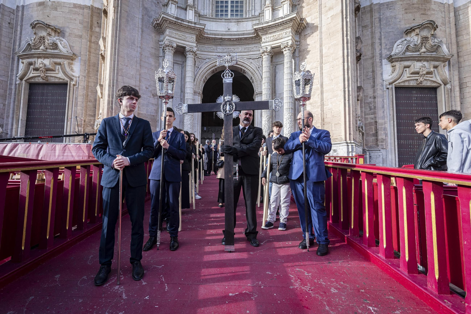 traslado columna semana santa cadiz 5.jpg