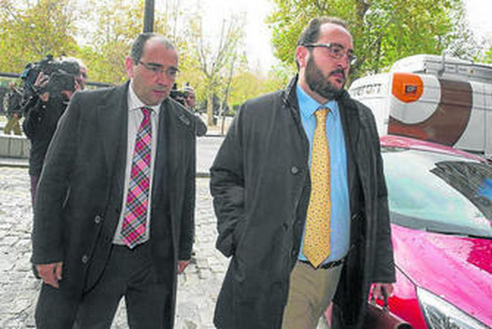 Javier Muriel (izqda.) defiende a los principales imputados en el caso.