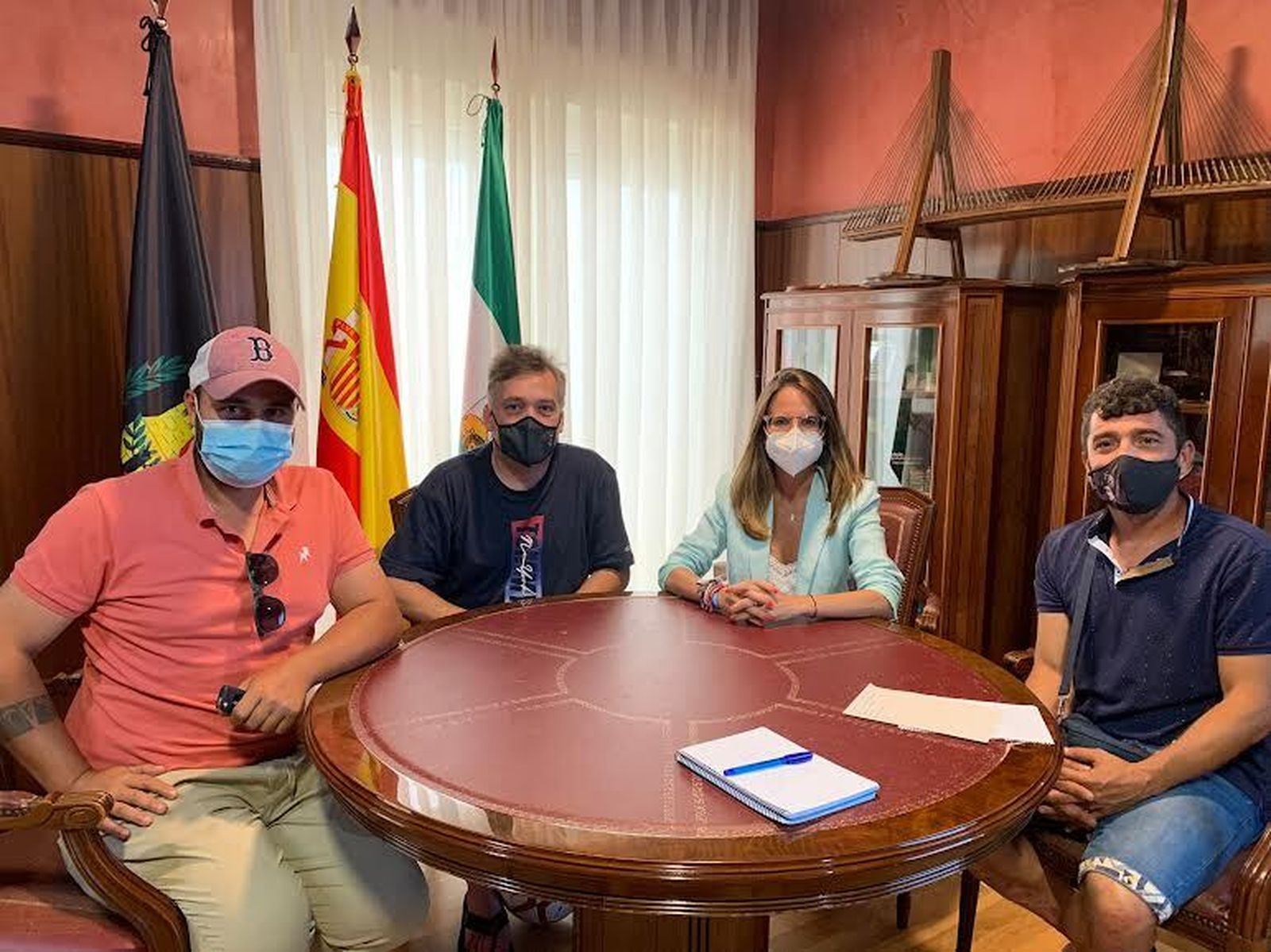 La alcaldesa de Ayamonte, Natalia Santos, junto con representantes de la asociación