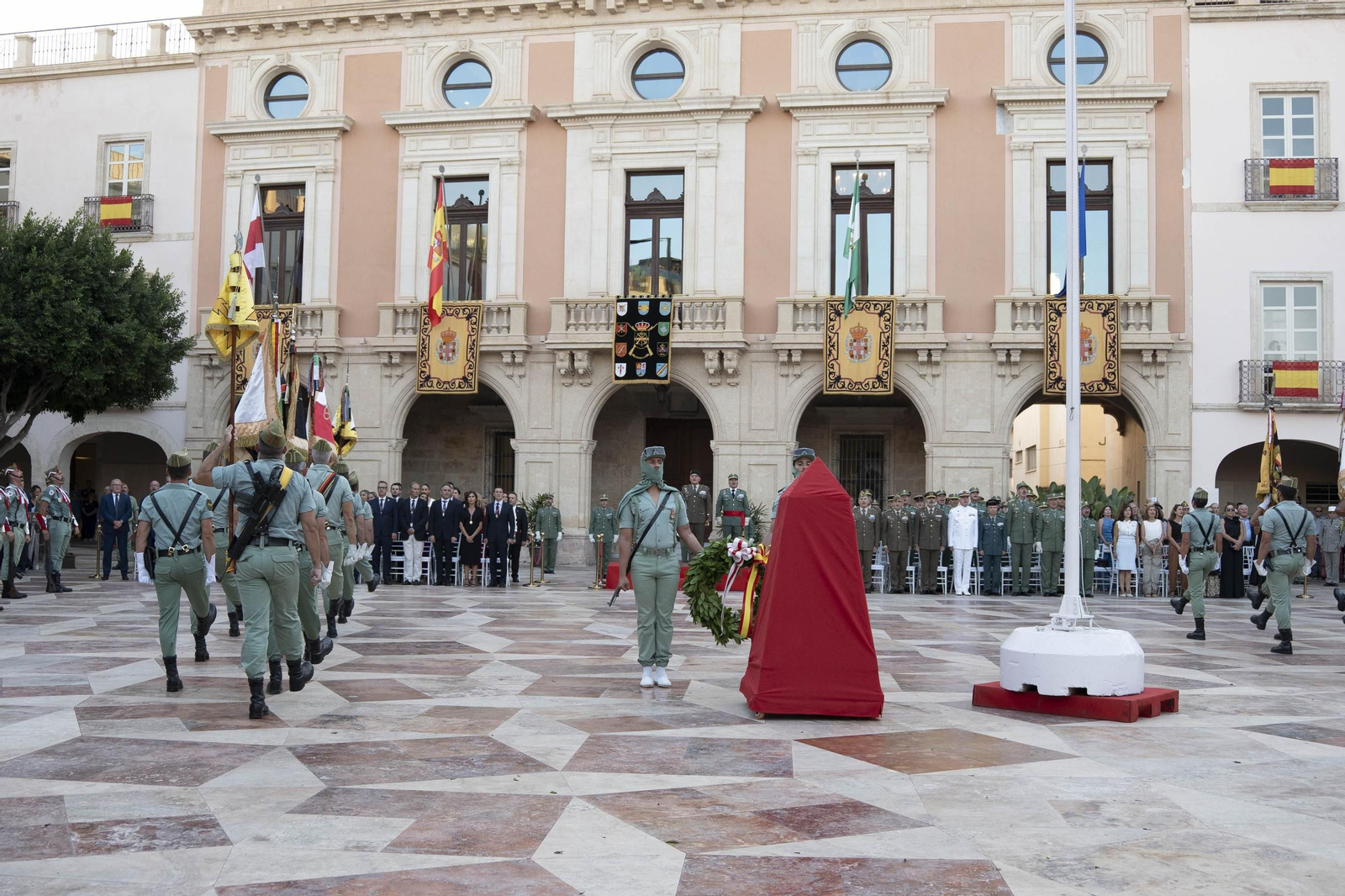 El Escudo de Oro de la ciudad de Almería a la Legión, en imágenes