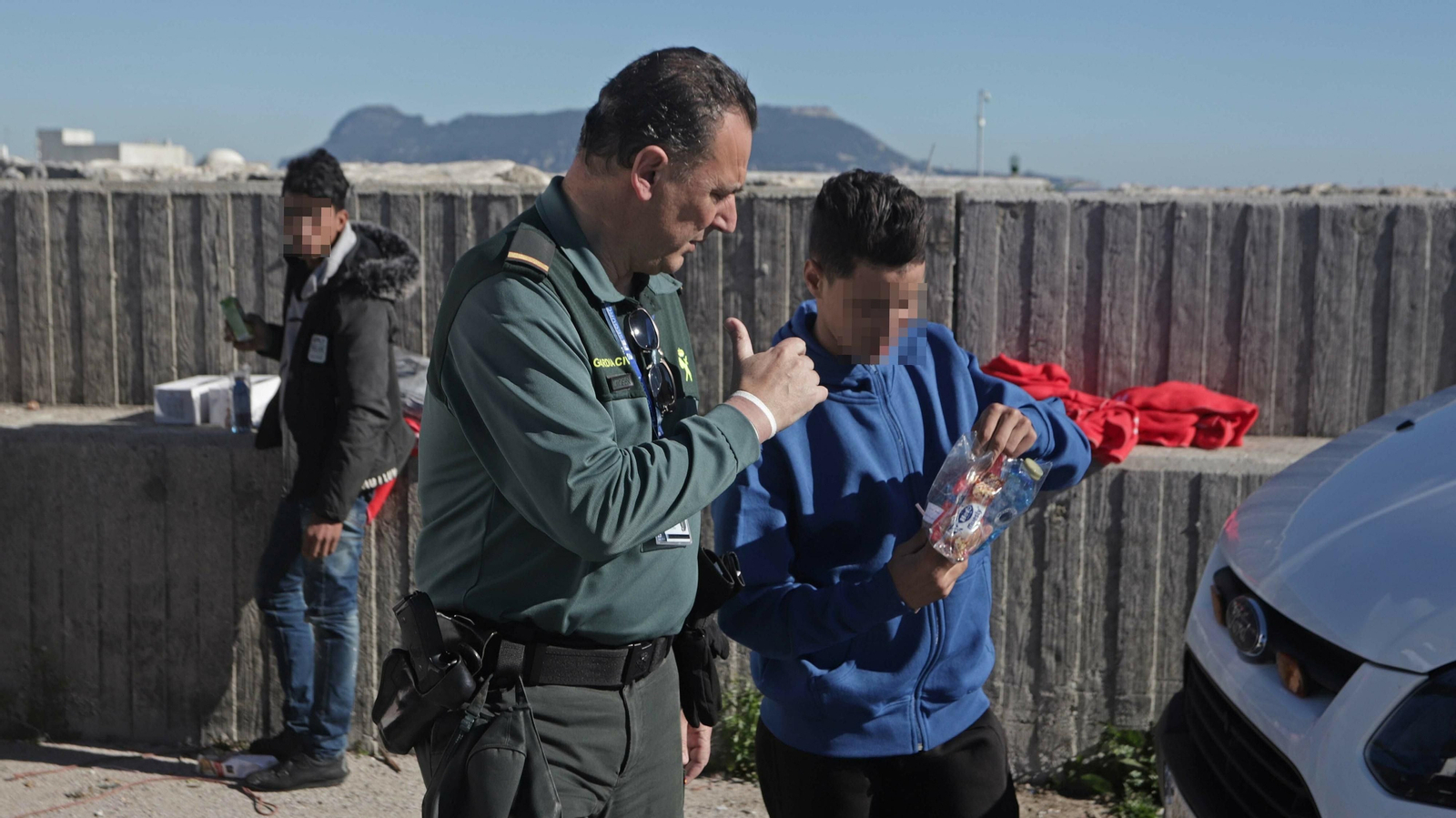 Migrantes rescatados por Salvamento Marítimo en la dársena de El Saladillo.