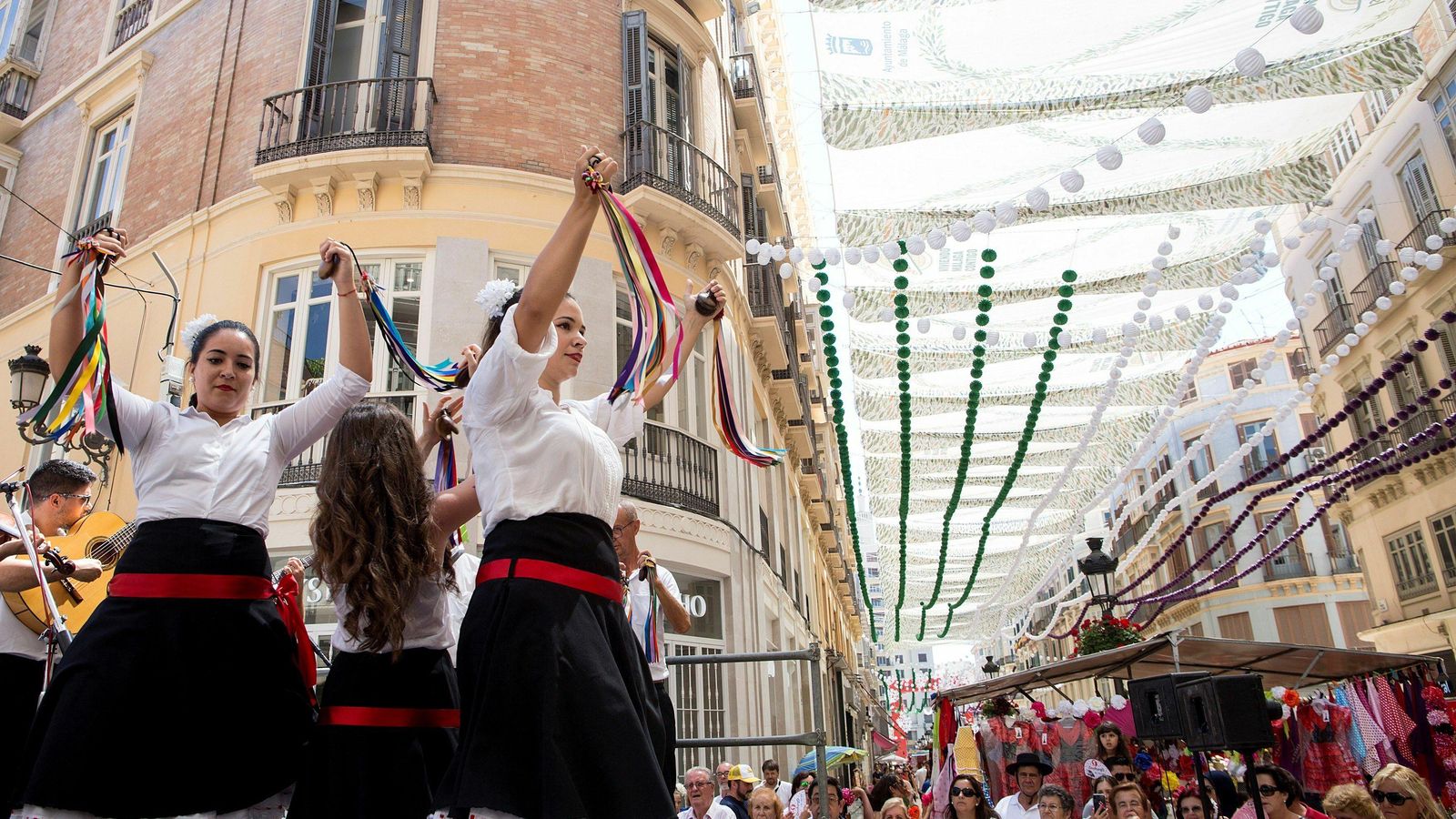 Jóvenes de una Panda de Verdiales en el centro en la Feria de 2018