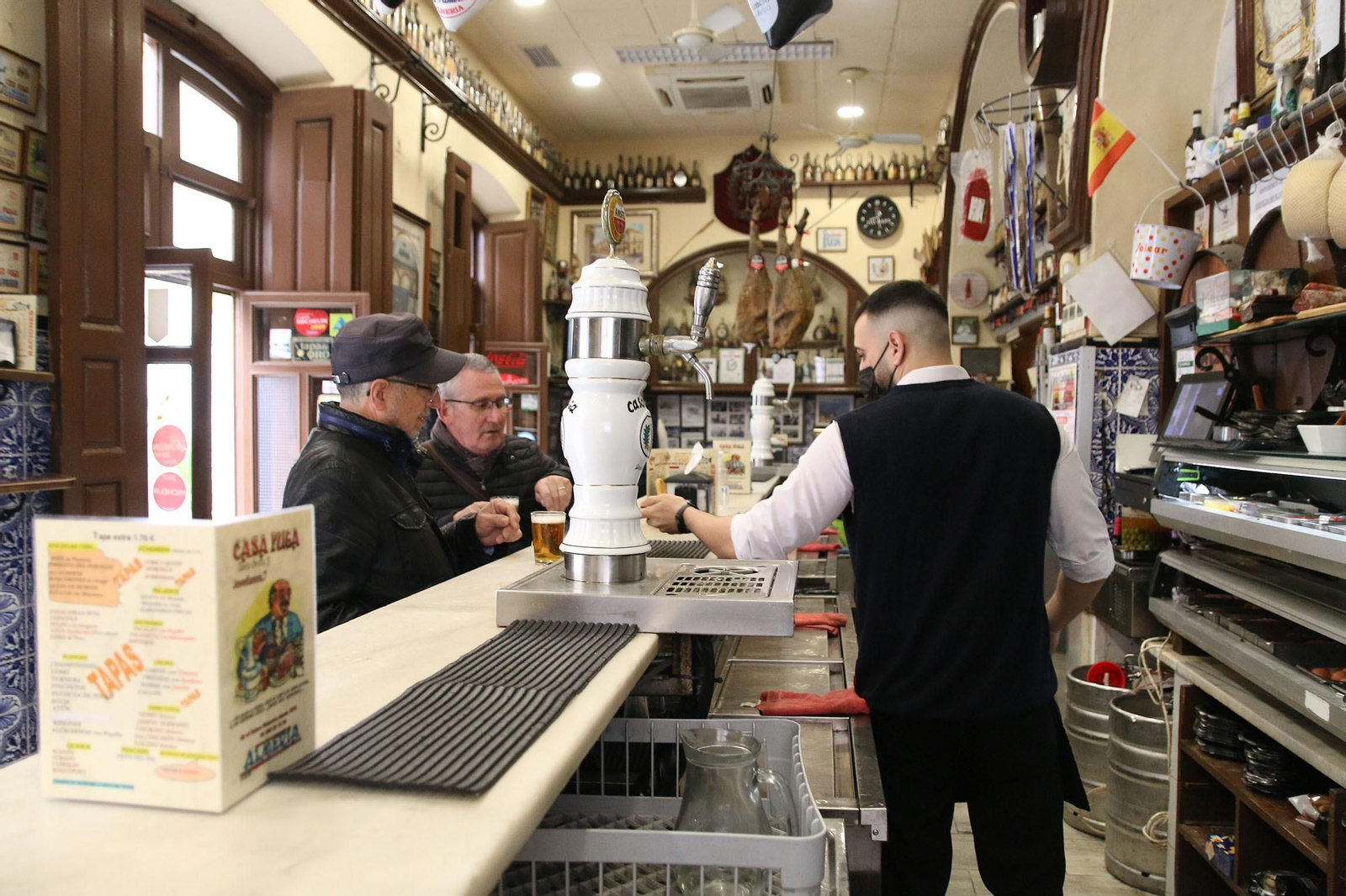 Interior de un establecimiento hostelero de la capital almeriense