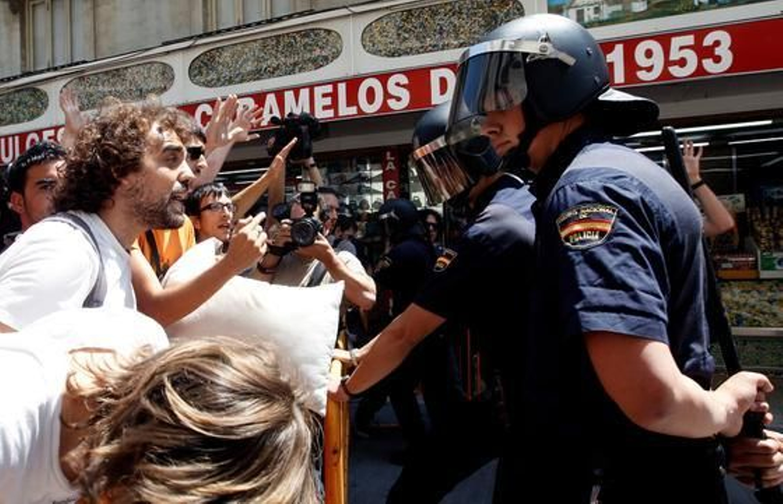 La carga policial contra los 'indignados' de Valencia, en imágenes

Foto: EFE