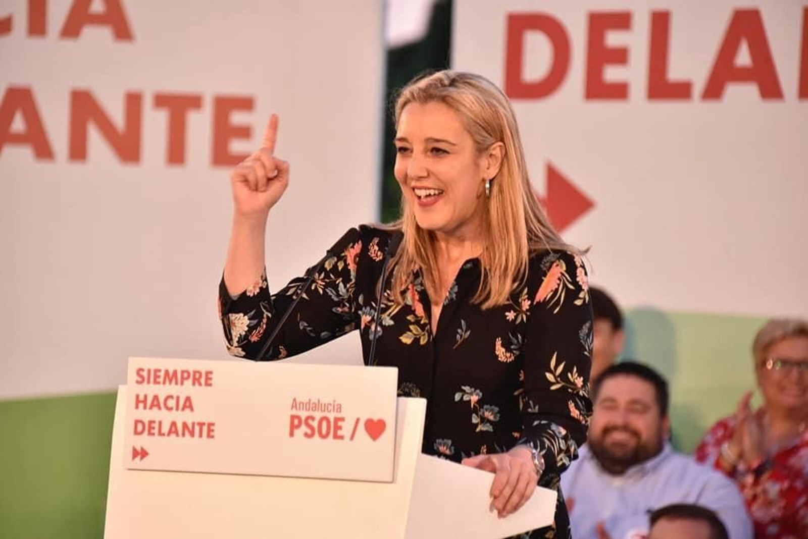 La alcaldesa y candidata del PSOE en Alcalá de Guadaíra, Ana Isabel Jiménez, en un acto de campaña.