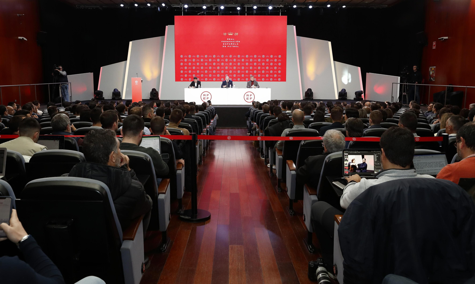 Las fotos de los árbitros del fútbol español