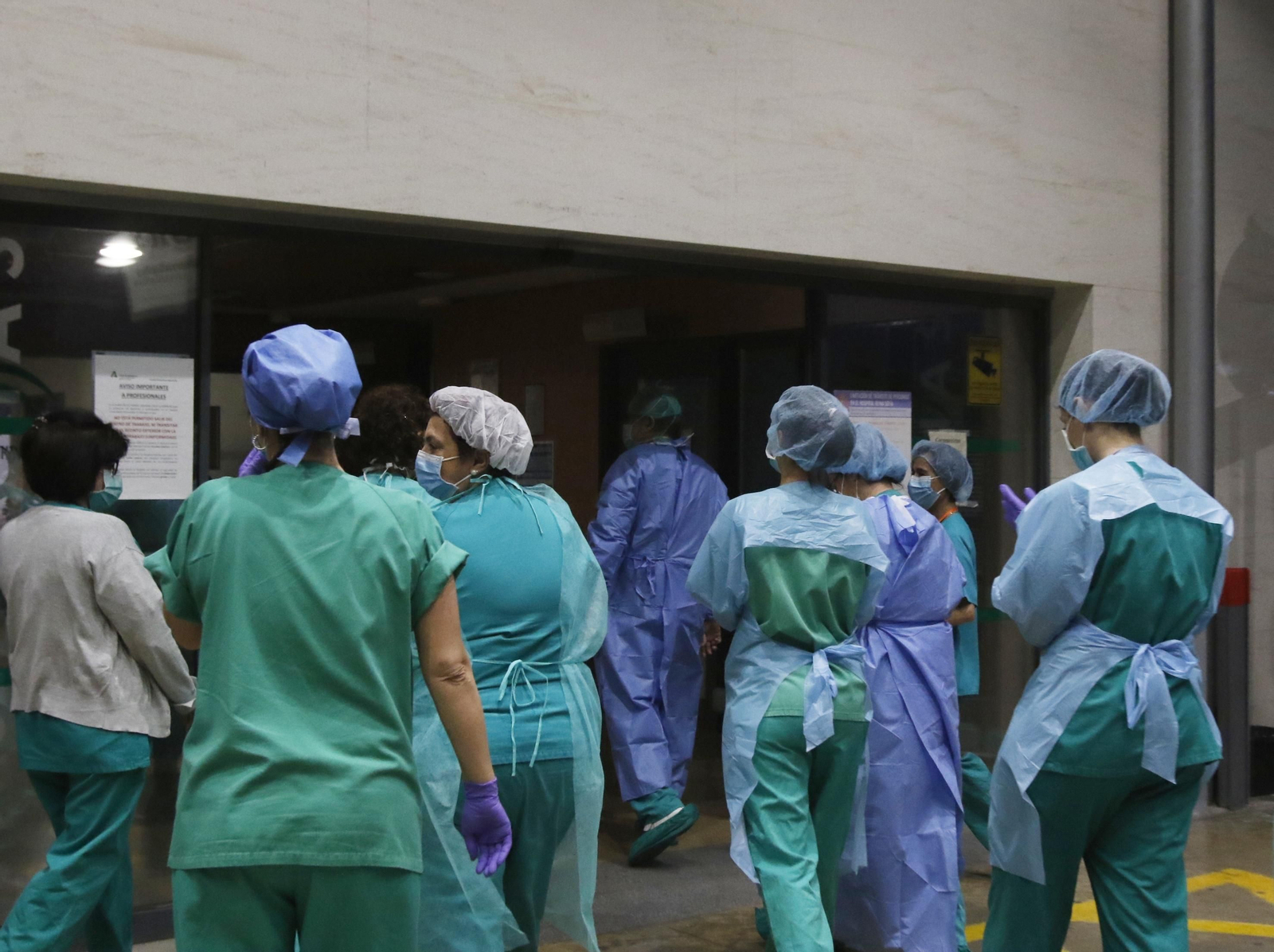 Profesionales sanitarios entran en Urgencias después del aplauso de las 20:00.