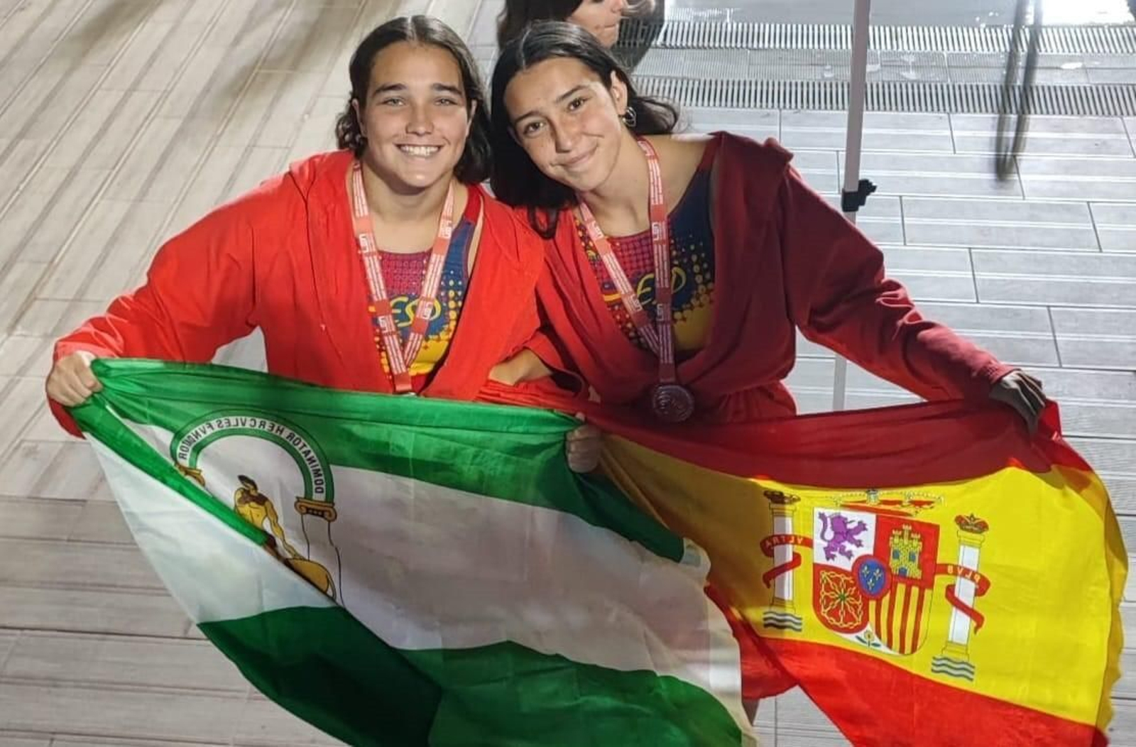 Reyes Díaz y Aroa Sánchez posan con las banderas de Andalucía y España. Reyes Díaz y Aroa Sánchez posan con las banderas de Andalucía y España.