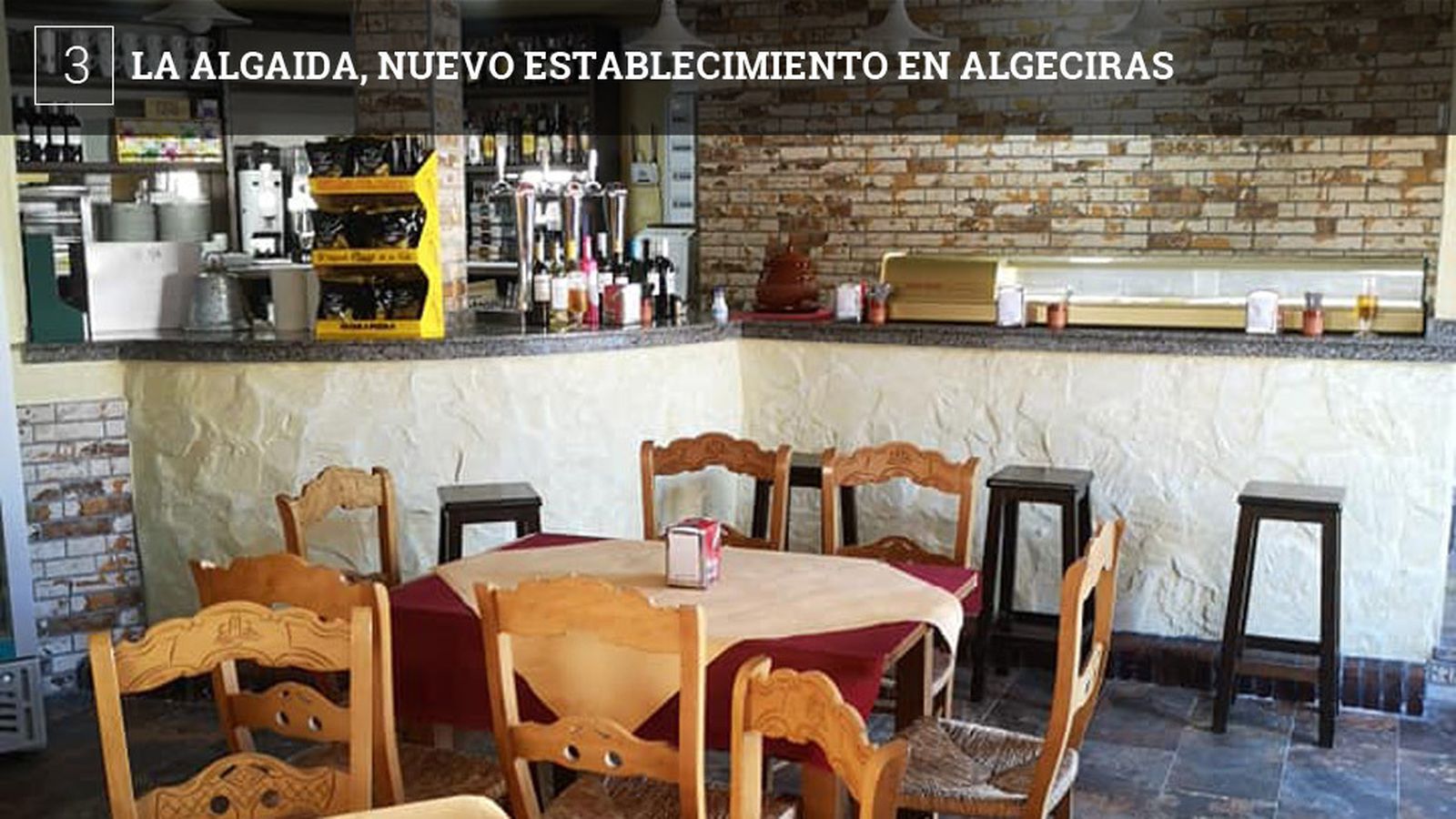 El establecimiento, situado junto a la playa de El Rinconcillo de Algeciras, ha abierto este mes de mayo a iniciativa de los hermanos Ángel y Carlos Tovar, que ya cuentan con una tienda de comestibles en la zona. El sitio cuenta con sala y con una terraza situada arriba, lo que le permite tener vistas de la Bahía y el Peñón. Al frente de las cocinas está Cristóbal Rondón. La oferta es de pescaíto frito, chocos, calamares, pulpo hecho "de todas las maneras"… También tienen rabo de toro y carrillada, y ofrecerán un guiso cada día y arroces los fines de semana. Dan desde desayunos a cenas.