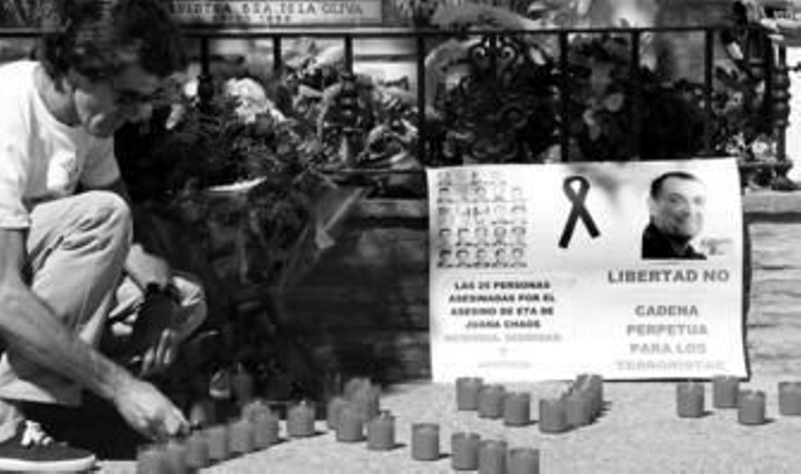 Francisco Mateos, hermano de un guardia civil muerto a manos de ETA, enciende una vela en memoria de las víctimas.