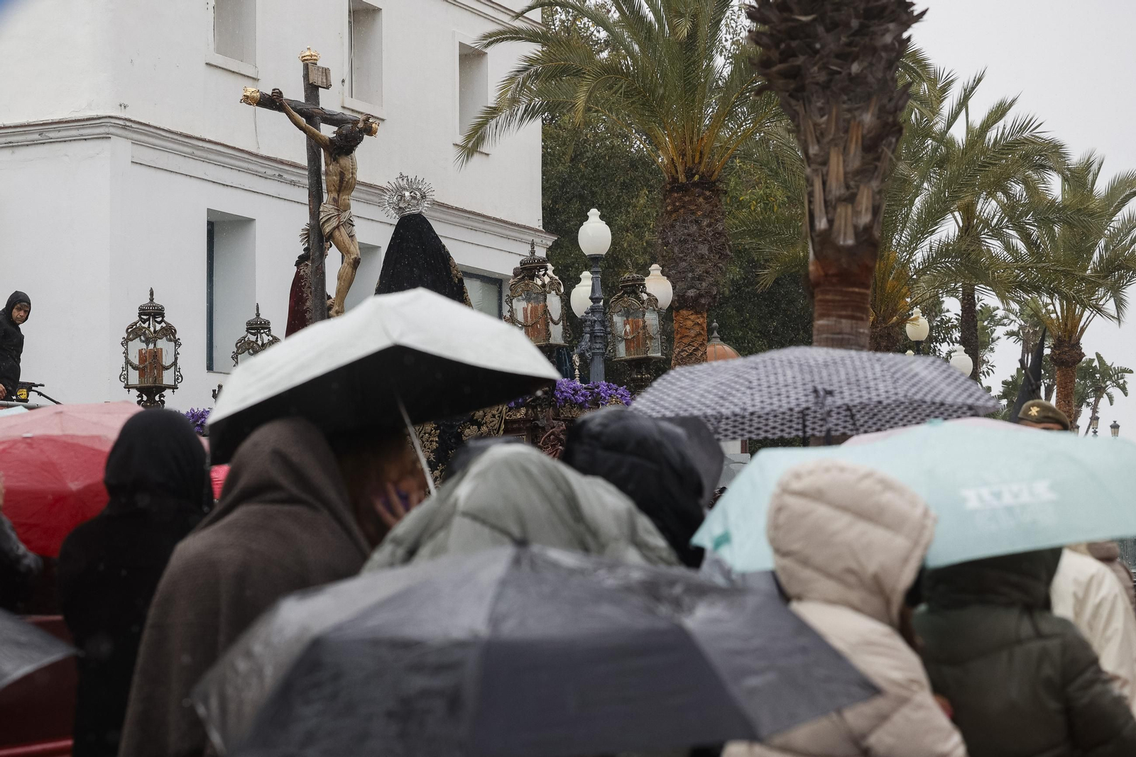 imágenes de la salida de Piedad, bajo llluvia y granizo, en la Semana Santa de Cádiz 2025