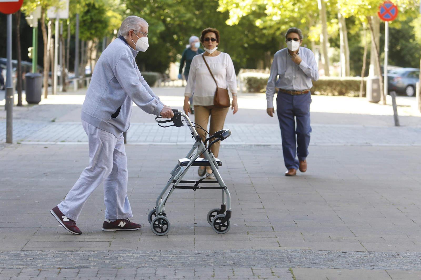 Un hombre se ayuda de un andador para caminar, en el primer día de paseo en Córdoba.