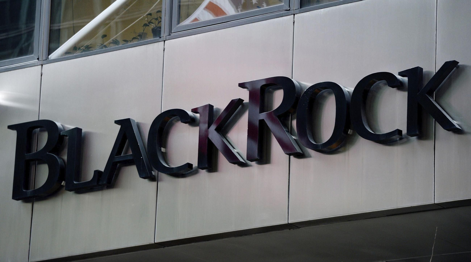 Logo de BlackRock en sus oficinas de Nueva York.