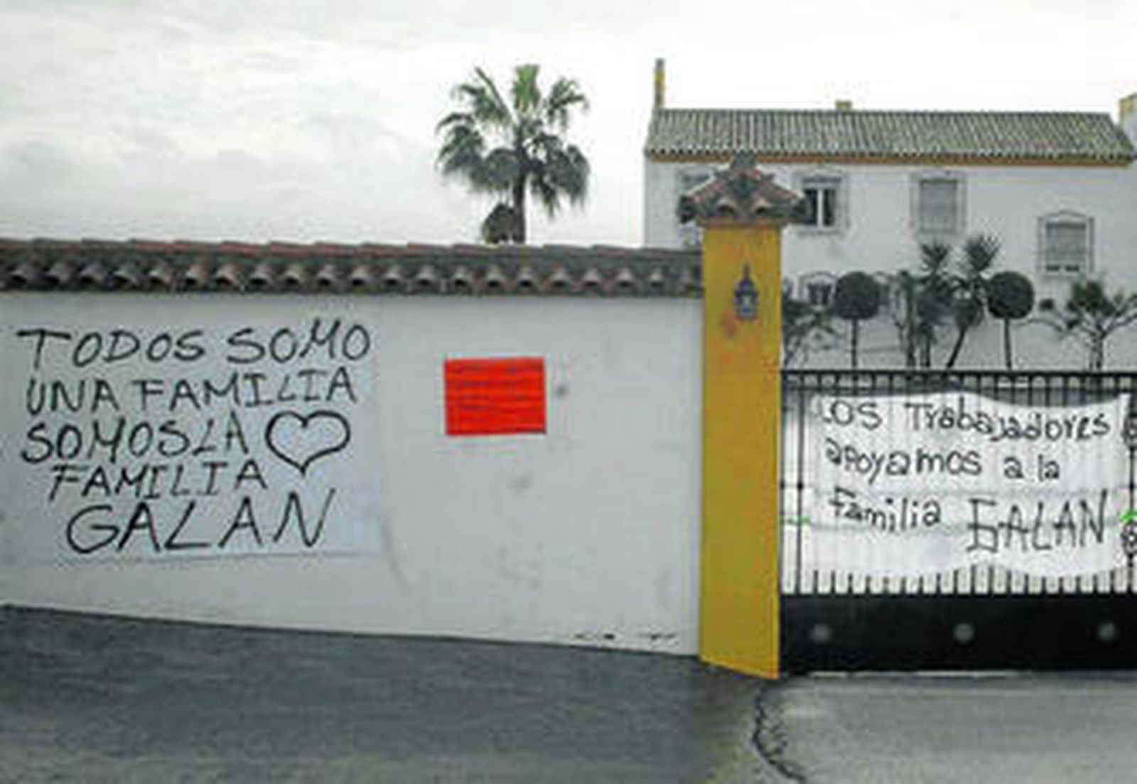 Han sido numerosísimas las muestras de apoyo recibidas por la familia Galán tras la operación policial.