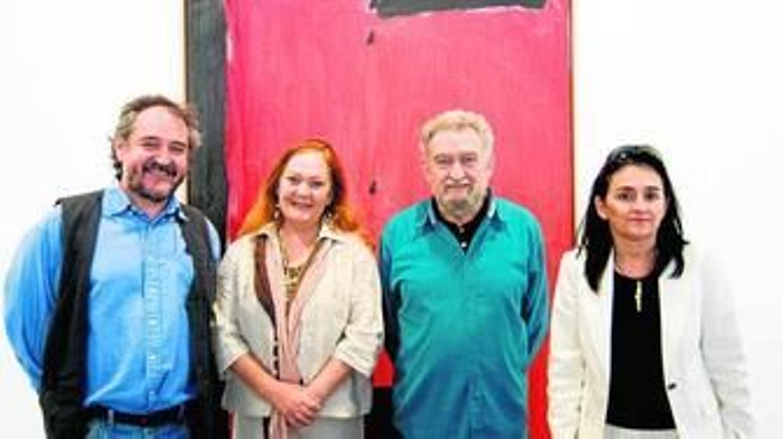 Llorenç Barber, entre Asunción Pérez Cotarelo y Yolanda Romero, acompañado por uno de los músicos que colaborarán con él.