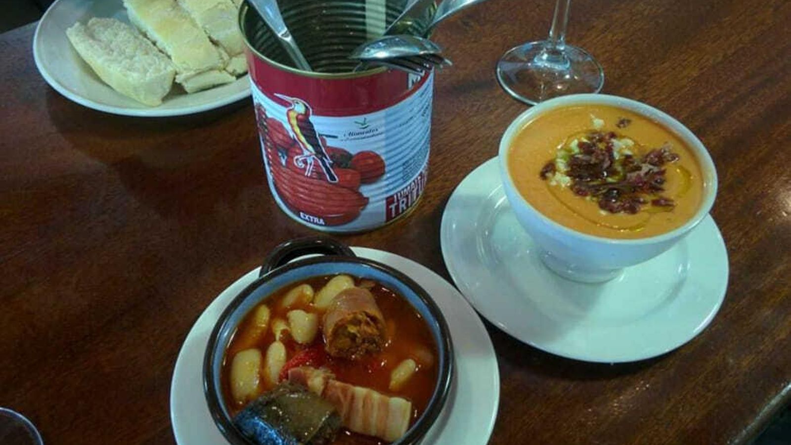 Salmorejo cordobés y Fabada asturiana. En A'poliña fusionamos el norte con el sur.