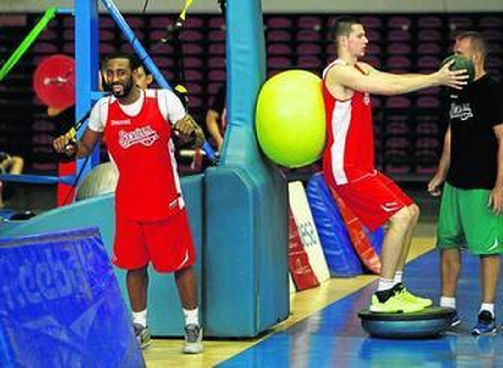 Henton realiza ejercicios físicos en San Pablo junto a Salash, con la supervisión del fisioterapeuta Manolo Valdivieso.