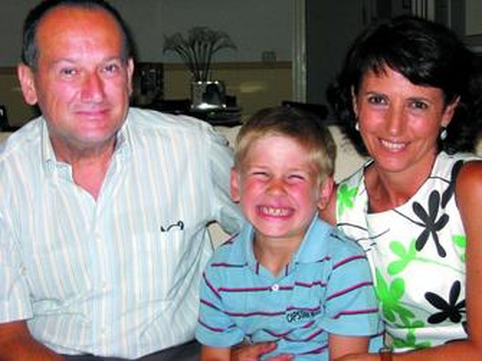 Jesús y Carmen , matrimonio sevillano, con el niño bielorruso que acogen en verano.