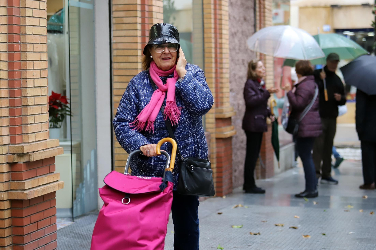 Día de lluvia, viento y frío en Huelva, en imágenes