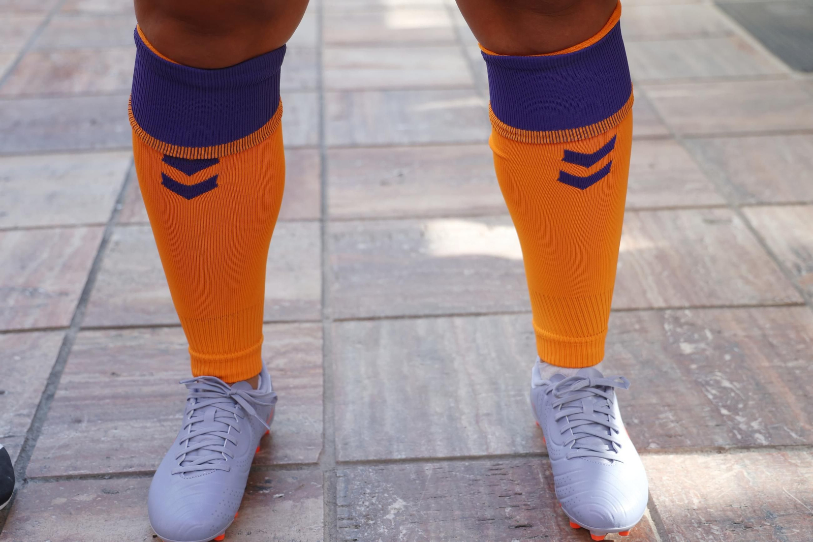 Naranja, morado y el ojo fenicio: la tercera camiseta del Málaga CF 2025/26