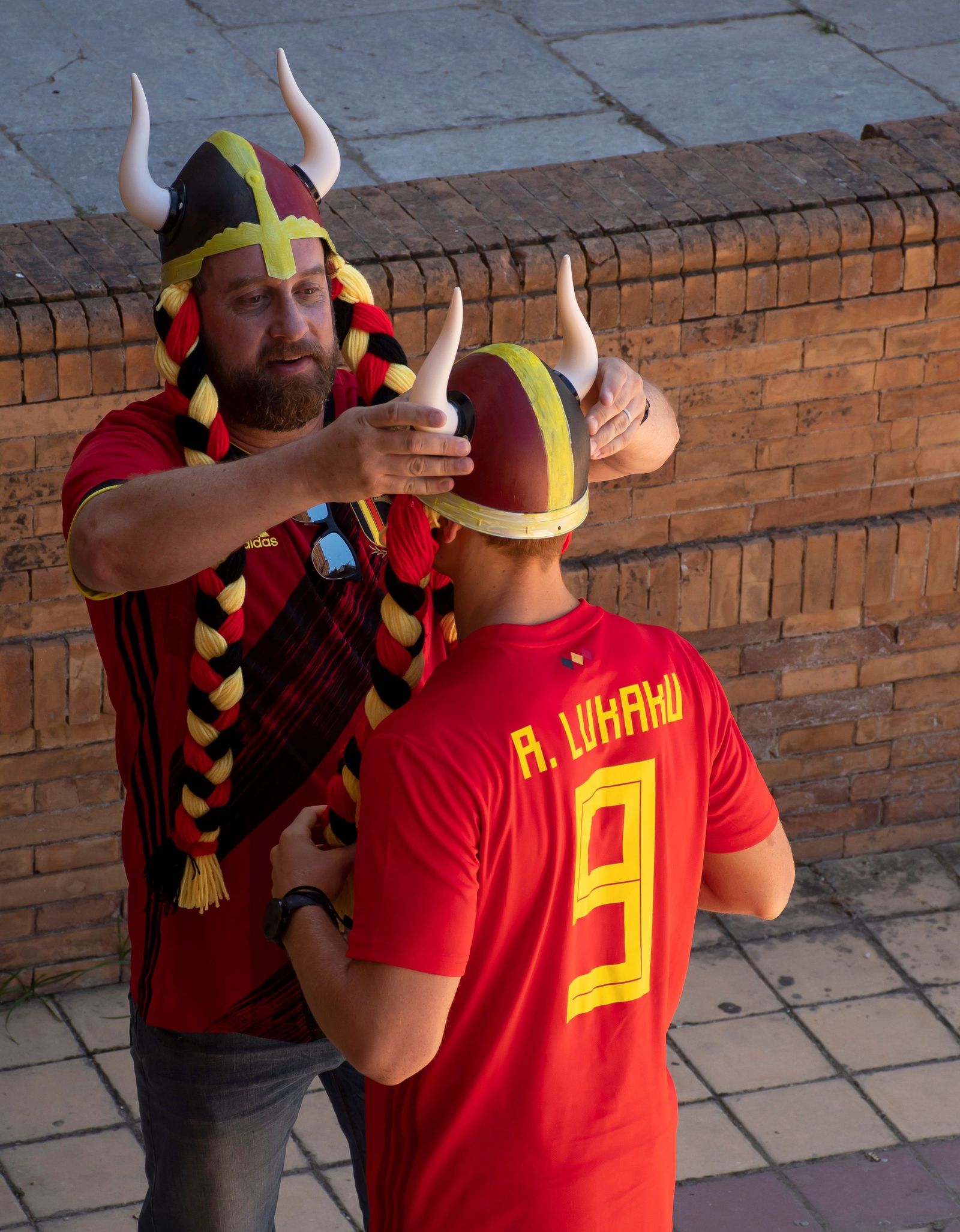 Imágenes de la convivencia entre belgas y portugueses por las calles de Sevilla.