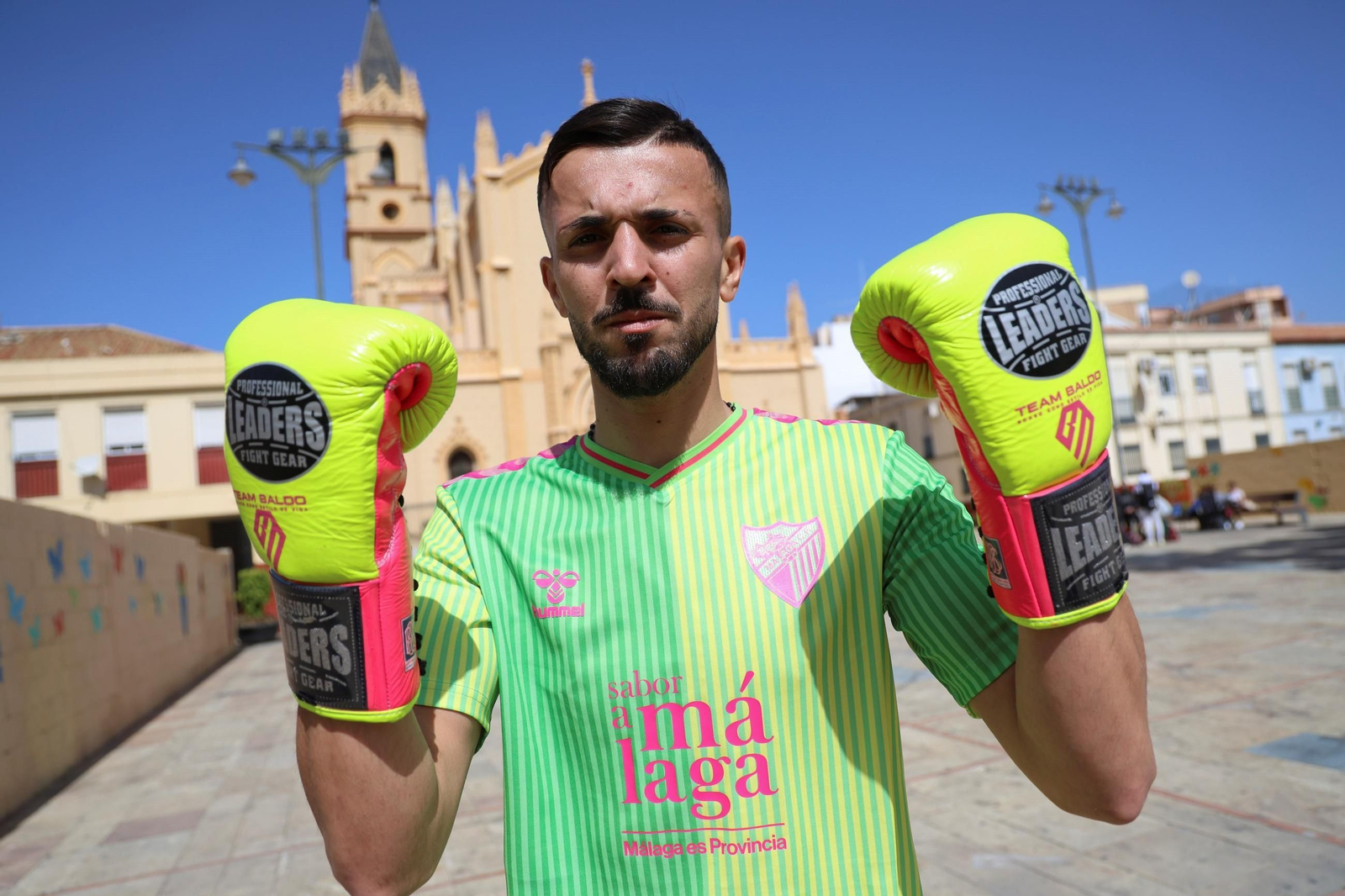 Baldomero Mira ante la iglesia de San Pablo.