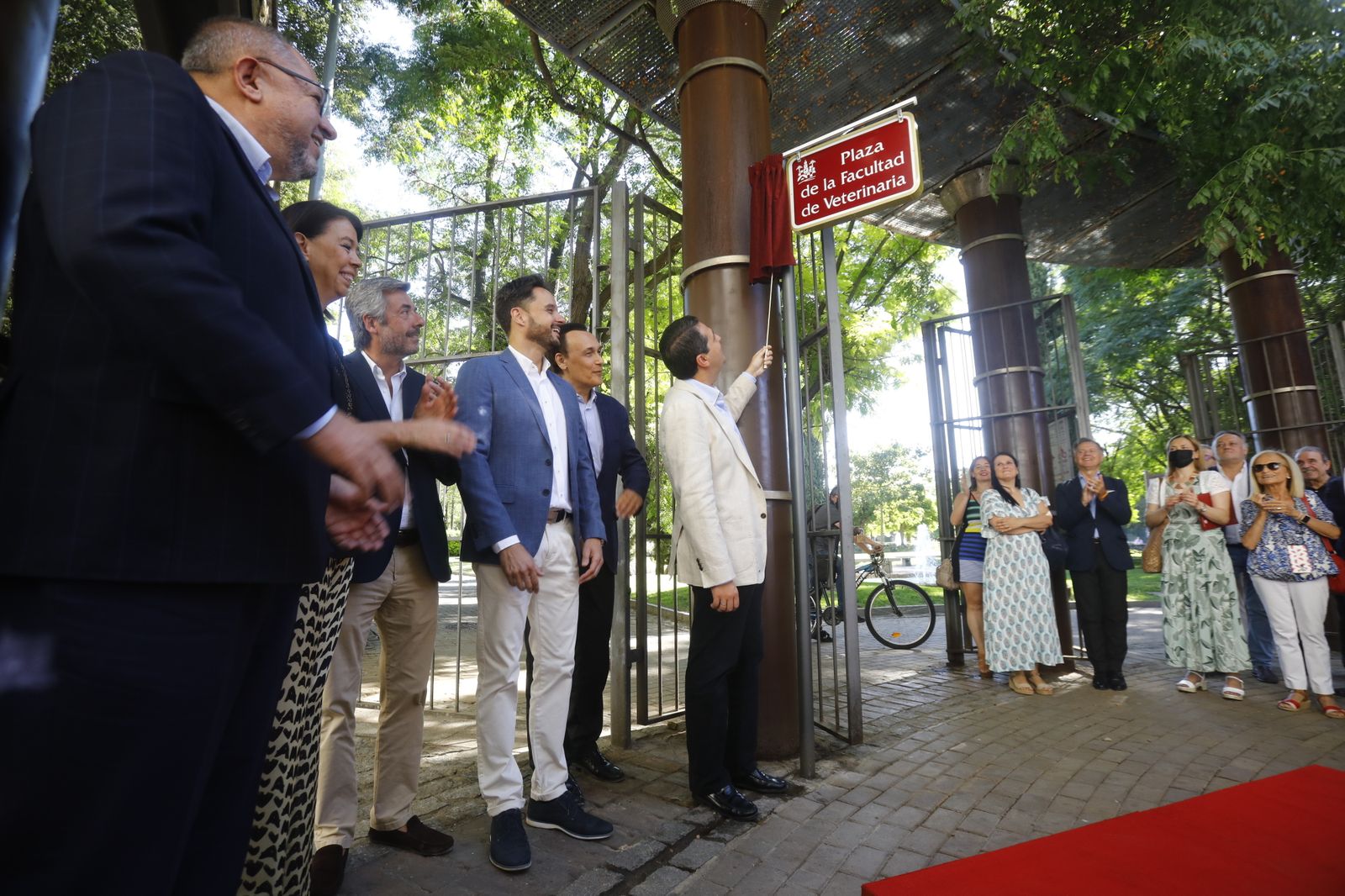El alcalde y las autoridades, en el acto de inauguración de la Plaza de la Facultad de Veterinaria.