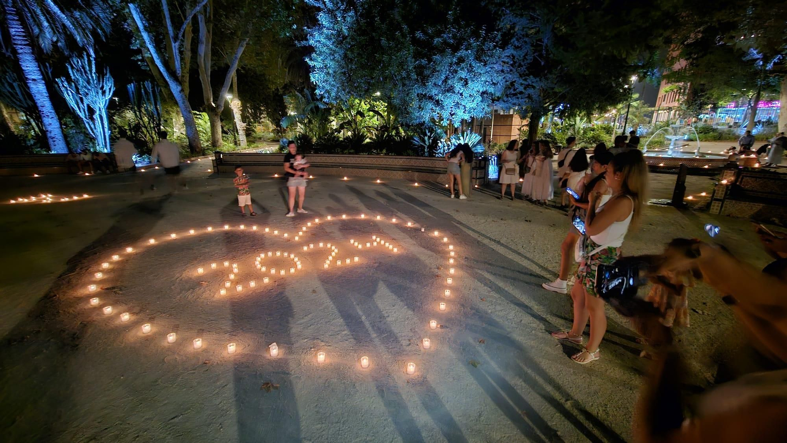 Un corazón hecho con velas en el parque María Cristina.