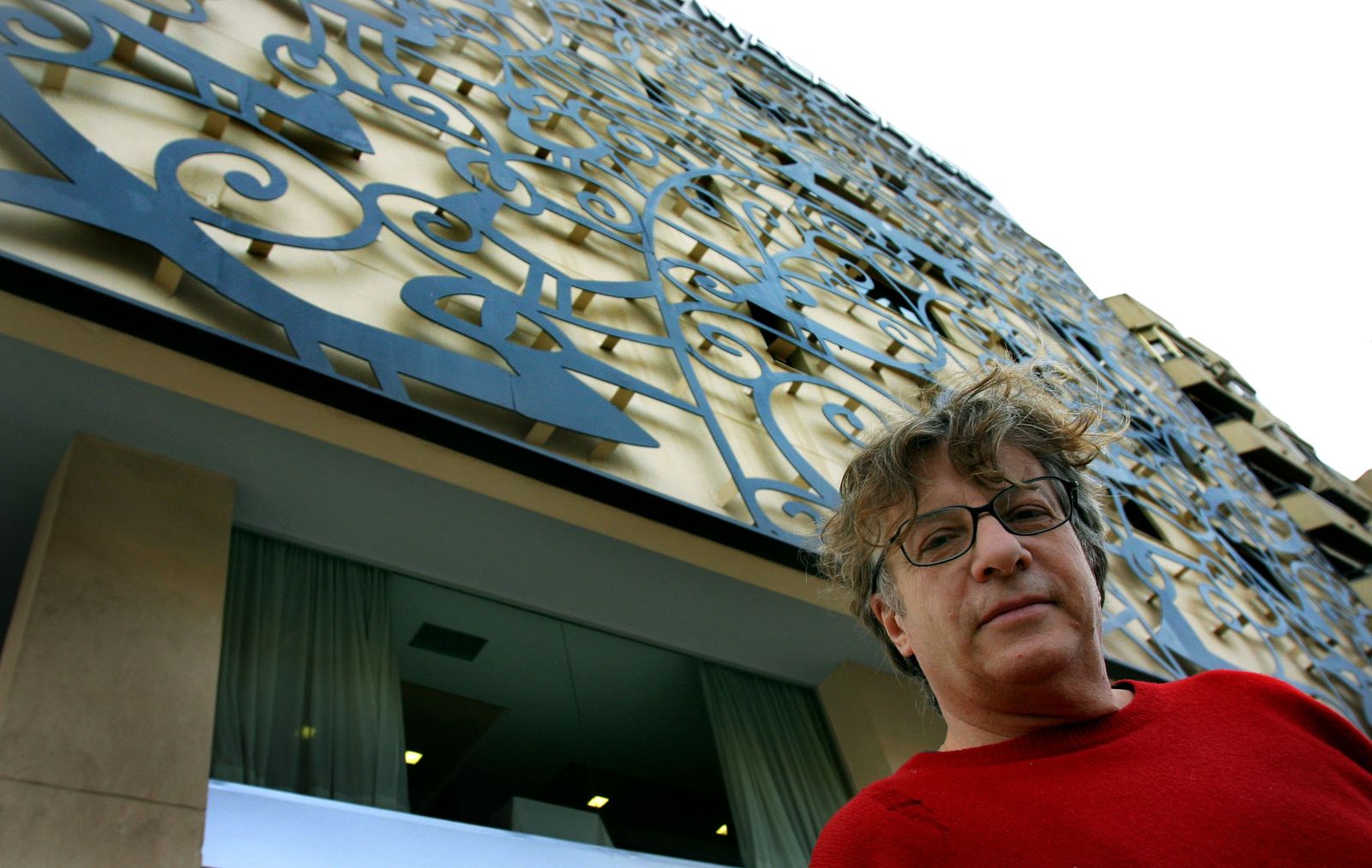 Javier Mariscal en el hotel diseñado por él.