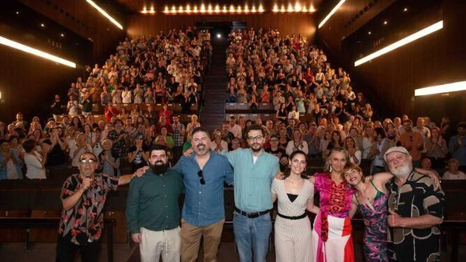 Parte del elenco y miembros del equipo de 'Sola', en el Teatro Muñoz Seca.