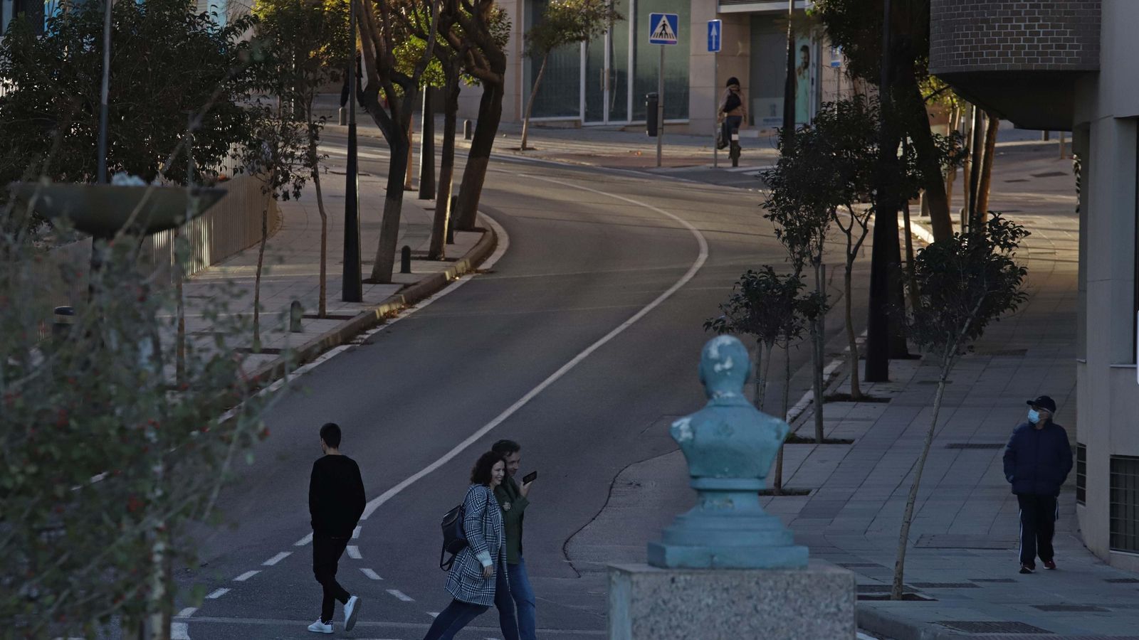 Peatones cruzando la calle Fuerte Santiago